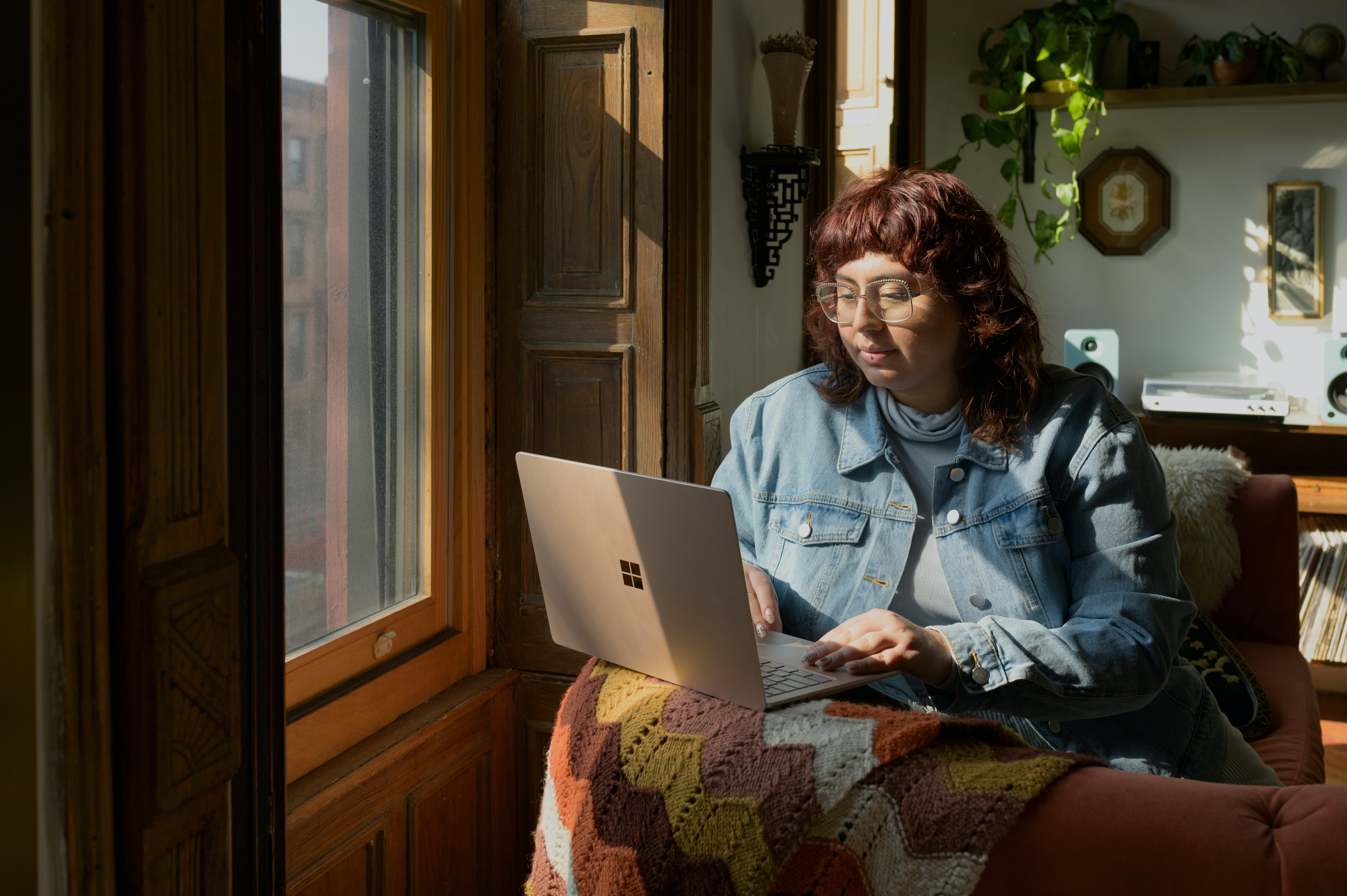 Young woman sitting at a laptop