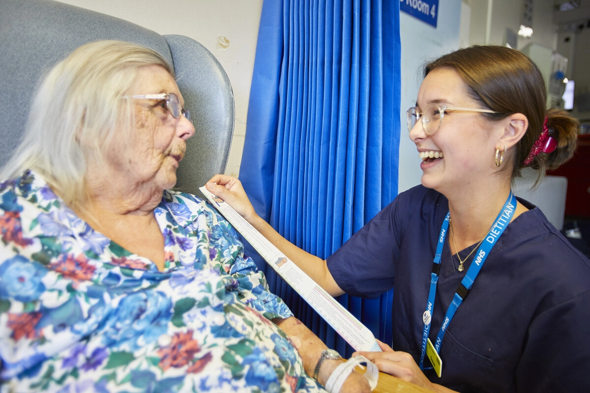 Dietitian on Inpatient Ward with Female Patient