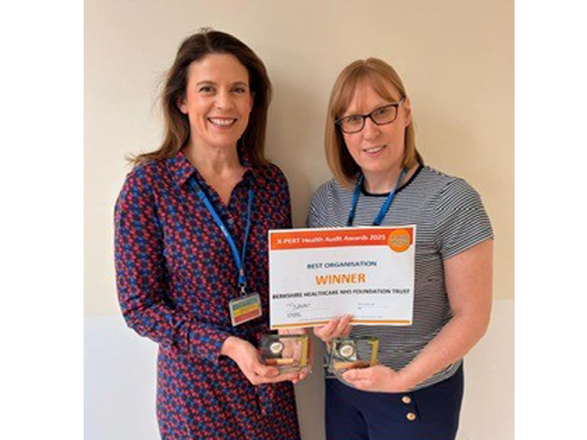 Kirsten Baikoski, Senior Research Nurse (L) and Claire Rowell, Senior Diabetes Specialist Nurse with the awards. 